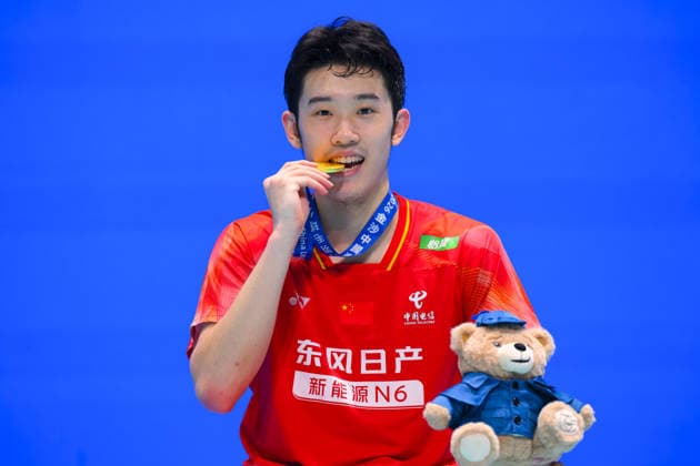 (260621) -- MACAO, June 21, 2026 -- Hu Zhean of China poses for photos during the awarding ceremony for the men s singles event at Macao Open badminton tournament 2026 in Macao, south China, June 21, 2026. ) (SP)CHINA-MACAO-BADMINTON-MACAO OPEN 2026-MEN S SINGLES FINAL (CN) CheongxKamxKa 