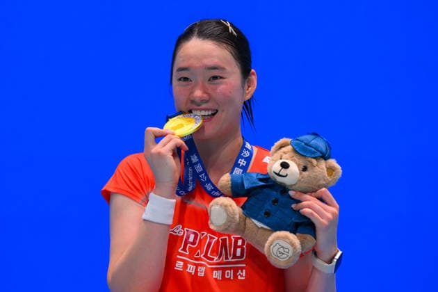 (260621) -- MACAO, June 21, 2026 -- Kim Ga Eun of South Korea poses for photos during the awarding ceremony for the women s singles event at Macao Open badminton tournament 2026 in Macao, south China, June 21, 2026. Cheong Kam Ka) (SP)CHINA-MACAO-BADMINTON-MACAO OPEN 2026-MEN S SINGLES FINAL (CN) ZhangxJinjia 