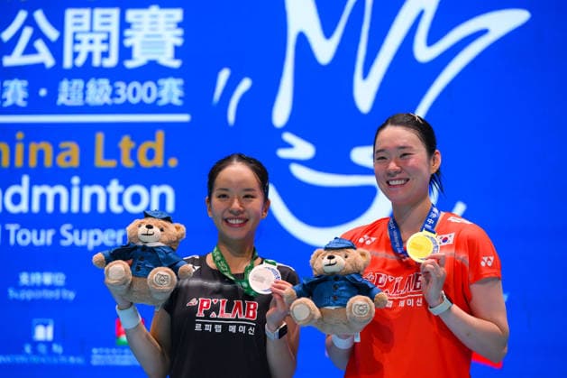 (260621) -- MACAO, June 21, 2026 -- Kim Ga Eun (R) and Park Ga Eun of South Korea pose for photos during the awarding ceremony for the women s singles event at Macao Open badminton tournament 2026 in Macao, south China, June 21, 2026. Cheong Kam Ka) (SP)CHINA-MACAO-BADMINTON-MACAO OPEN 2026-MEN S SINGLES FINAL (CN) ZhangxJinjia 