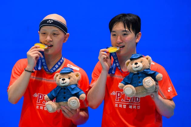 (260621) -- MACAO, June 21, 2026 -- Gold medalists Lee Jongmin (L) Jin Yong of South Korea pose during the awarding cereomony for the men s doubles event at Macao Open badminton tournament 2026 in Macao, south China, June 21, 2026. ) (SP)CHINA-MACAO-BADMINTON-MACAO OPEN 2026-MEN S DOUBLES FINAL (CN) CheongxKamxKa 