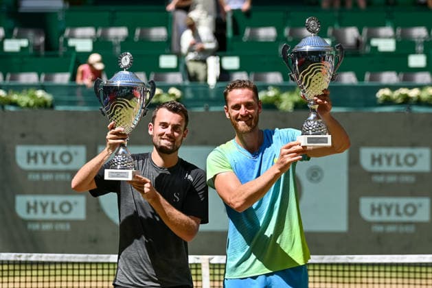 Sport Bilder des Tages Theo Arribage (FRA) und Albano Olivetti (FRA) stecken Pokale in die Luft TERRA WORTMANN Open 2026, Tennis, ATP, Tennis Herren Tennis Herren 500, Turnier, Hauptfeld, Finale, Doppel, 21.06.2026, TERRA WORTMANN Open 2026, Tennis, ATP, Tennis Herren 500, Turnier, Hauptfeld, Finale, Doppel, 21.06.2026 Halle *** Theo Arribage (FRA) and Albano Olivetti (FRA) raise their trophies in the air TERRA WORTMANN Open 2026, Tennis, ATP, Mens 500, Tournament, Main Draw, Final, Doubles, June 21, 2026, TERRA WORTMANN Open 2026, Tennis, ATP, Men’s 500, Tournament, Main Draw, Final, Doubles, June 21, 2026, Indoor,detected_source_language Copyright: xEibner-Pressefoto RobertxGertzenx EP_RGN