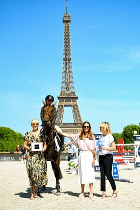 Susana Epaillard « 7me sur Fantasia d Auge à la remise du Prix Esthederm avec Virginie Coupérie-Eiffel de la 12ème édition du Longines Paris Eiffel Jumping au pied de la Tour Eiffel sur le Champ-de-Mars à Paris, France, le 21 juin 2026. Perusseau-Veeren Bestimage Esthederm Prize during the 12th edition of the Longines Paris Eiffel Jumping at Champ-de-Mars near Eiffel Tower in Paris, France, on June 21, 2026. Paris France  Copyright: xPerusseau-Veerenx xBestimagexPerusseau-Veerenx xBestimagex