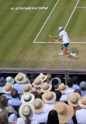 Tennis - HSBC Queen™s Club Championships - Men s ATP, Tennis Herren Tour 500 Tournament - Queen™s Club, London - Sunday 21th June 2026 Men™s Singles Final, Andy Murray Arena: Tommy Paul (USA) vs. Francisco Cerundolo (ARG) Queens Members watch the final wearing summer hats Tommy Paul 