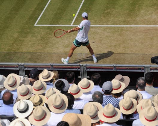 Sport Bilder des Tages Tennis - HSBC Queen™s Club Championships - Men s ATP, Tennis Herren Tour 500 Tournament - Queen™s Club, London - Sunday 21th June 2026 Men™s Singles Final, Andy Murray Arena: Tommy Paul (USA) vs. Francisco Cerundolo (ARG) Queens Members watch the final wearing summer hats Tommy Paul 
