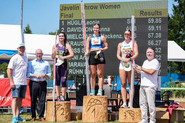 10. Hylo Speerwurfmeeting Frauen, Offenburg, 21.06.2026 Siegerehrung Platz 3: Mackenzie Mielczarek (Australien) Platz 2: Lianna Davidson (Australien) Platz 1: Leonie Hügli (Schweiz) 10. Hylo Speerwurfmeeting Frauen, ETSV Stadion, Offenburg (Baden-Wuerttemberg), 21.06.2026 *** 10th Hylo Javelin Throw Meet (Women), Offenburg, June 21, 2026 Award Ceremony 3rd Place Copyright: xBEAUTIFULxSPORTS Boscox