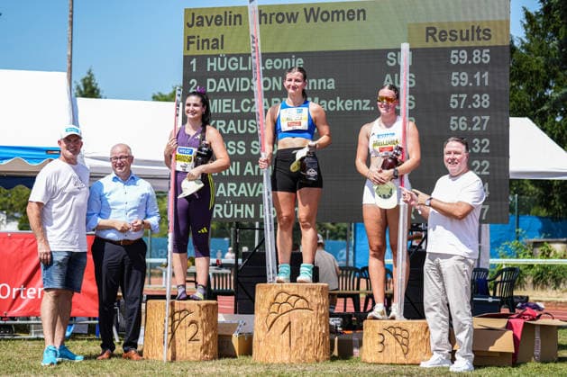 10. Hylo Speerwurfmeeting Frauen, Offenburg, 21.06.2026 Siegerehrung Platz 3: Mackenzie Mielczarek (Australien) Platz 2: Lianna Davidson (Australien) Platz 1: Leonie Hügli (Schweiz) 10. Hylo Speerwurfmeeting Frauen, ETSV Stadion, Offenburg (Baden-Wuerttemberg), 21.06.2026 *** 10th Hylo Javelin Throw Meet (Women), Offenburg, June 21, 2026 Award Ceremony 3rd Place Copyright: xBEAUTIFULxSPORTS Boscox