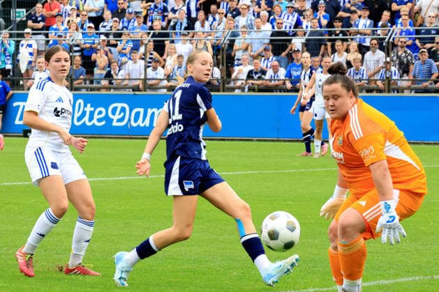 DEU, DFL, 1. FBL Frauen, Hertha BSC vs 1.FC Saarbruecken, 21.06.2026, Amateurstadion, Berlin, DEU, DFL, 1. FBL Frauen, Hertha BSC vs 1.FC Saarbruecken, im Bild ELFIE WELLHAUSEN (Hertha BSC Frauen 11), Nora Clausen (Saarbruecken 19), Larissa Theil (Saarbruecken 28) *** DEU, DFL, 1st Womens Bundesliga, Hertha BSC vs. 1 FC Saarbrücken, June 21, 2026, Amateur Stadium, Berlin, DEU, DFL, 1st Womens Bundesliga, Hertha BSC vs. 1 FC Saarbrücken, pictured nordphotoxGmbHx xEngler nph00076