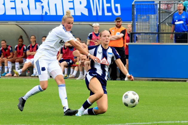 DEU, DFL, 1. FBL Frauen, Hertha BSC vs 1.FC Saarbruecken, 21.06.2026, Amateurstadion, Berlin, DEU, DFL, 1. FBL Frauen, Hertha BSC vs 1.FC Saarbruecken, im Bild ELFIE WELLHAUSEN (Hertha BSC Frauen 11), LAURA EICHER (Saarbruecken 26) *** DEU, DFL, 1st Womens Bundesliga, Hertha BSC vs. 1 FC Saarbrücken, June 21, 2026, Amateur Stadium, Berlin, DEU, DFL, 1st Womens Bundesliga, Hertha BSC vs. 1 FC Saarbrücken, pictured nordphotoxGmbHx xEngler nph00076