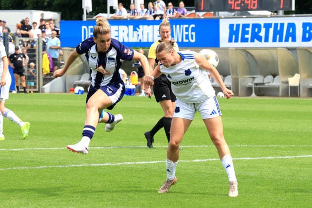 DEU, DFL, 1. FBL Frauen, Hertha BSC vs 1.FC Saarbruecken, 21.06.2026, Amateurstadion, Berlin, DEU, DFL, 1. FBL Frauen, Hertha BSC vs 1.FC Saarbruecken, im Bild MIEKE SCHIEMANN (Hertha BSC Frauen 18), Yara Volpert (Saarbruecken 4) *** DEU, DFL, 1st Womens Bundesliga, Hertha BSC vs. 1 FC Saarbrücken, June 21, 2026, Amateur Stadium, Berlin, DEU, DFL, 1st Womens Bundesliga, Hertha BSC vs. 1 FC Saarbrücken; pictured nordphotoxGmbHx xEngler nph00076
