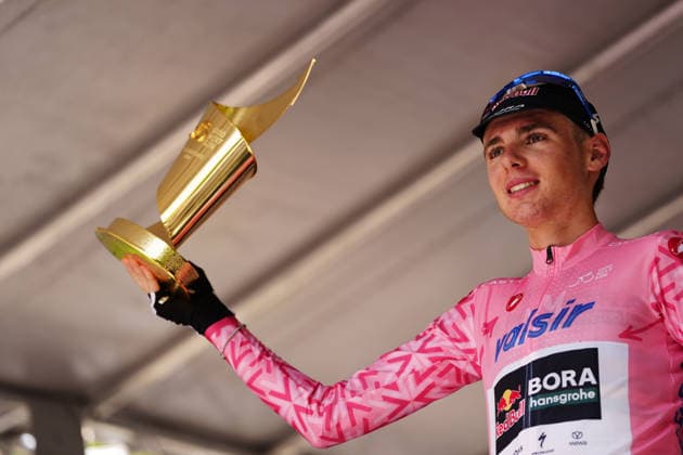 Sport Bilder des Tages The pink jersey Italy s Lorenzo Mark Finn of Red Bull - Bora - Hansgrohe Rookies first-place celebrate on the podium after the Stage 8 of the Giro Next Gen 2026 Individual Time Trial, from Villa Sant Angelo to L Aquila, Italy, Sunday, June 21, 2026.  Copyright: xFabioxFerrari LaPressex