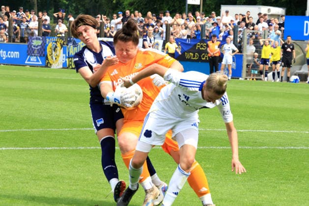 DEU, DFL, 1. FBL Frauen, Hertha BSC vs 1.FC Saarbruecken, 21.06.2026, Amateurstadion, Berlin, DEU, DFL, 1. FBL Frauen, Hertha BSC vs 1.FC Saarbruecken, im Bild JOHANNA SEIFERT (Hertha BSC Frauen 25), Nora Clausen (Saarbruecken 19), LAURA EICHER (Saarbruecken 26) *** DEU, DFL, 1st Womens Bundesliga, Hertha BSC vs. 1 FC Saarbrücken, June 21, 2026, Amateur Stadium, Berlin, DEU, DFL, 1st Womens Bundesliga, Hertha BSC vs. 1 FC Saarbrücken; pictured nordphotoxGmbHx xEngler nph00076