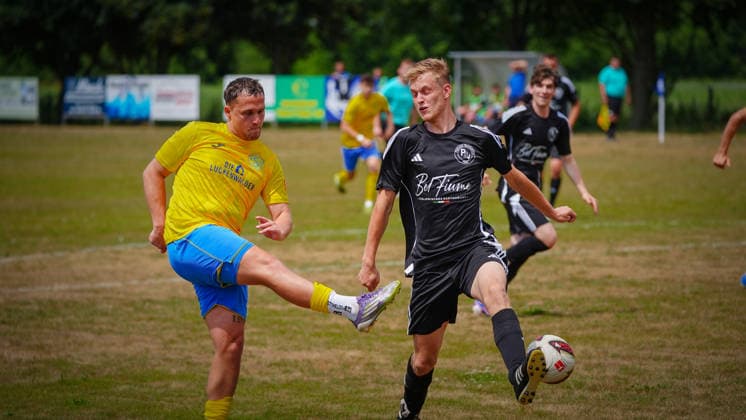 Fußball, Herren, Saison 2026 2027, Freundschaftsspiel, Petkuser SV vs. FSV 63 Luckenwalde, Sonntag 21.06.2026, Sportplatz Petkus, Im Bild: Lucas Will (l. Luckenwalde) Brandenburg Deutschland *** Soccer, Mens, 2026–2027 Season, Friendly Match, Petkuser SV vs. FSV 63 Luckenwalde, Sunday, June 21, 2026, Petkus Sports Field, Pictured
