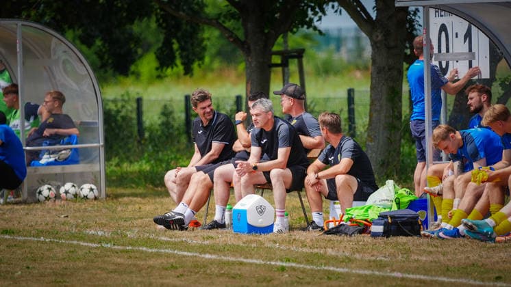 Fußball, Herren, Saison 2026 2027, Freundschaftsspiel, Petkuser SV vs. FSV 63 Luckenwalde, Sonntag 21.06.2026, Sportplatz Petkus, Im Bild: Ein Blick auf die Luckenwalder Trainerbank um Cheftrainer Patrick Weiser Brandenburg Deutschland *** Soccer, Mens, 2026–2027 season, Friendly match, Petkuser SV vs. FSV 63 Luckenwalde, Sunday, June 21, 2026, Petkus Sports Field. Pictured