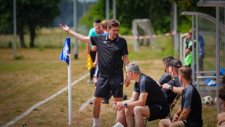 Fußball, Herren, Saison 2026 2027, Freundschaftsspiel, Petkuser SV vs. FSV 63 Luckenwalde, Sonntag 21.06.2026, Sportplatz Petkus, Im Bild: Patrick Weiser (Cheftrainer Luckenwalde) Brandenburg Deutschland *** Soccer, Mens, 2026–2027 Season, Friendly Match, Petkuser SV vs. FSV 63 Luckenwalde, Sunday, June 21, 2026, Petkus Sports Field. Pictured