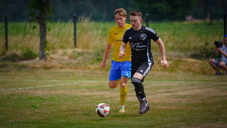 Fußball, Herren, Saison 2026 2027, Freundschaftsspiel, Petkuser SV vs. FSV 63 Luckenwalde, Sonntag 21.06.2026, Sportplatz Petkus, Im Bild: Julian Mätzke (l. Luckenwalde) Brandenburg Deutschland *** Soccer, Mens, 2026–2027 Season, Friendly Match, Petkuser SV vs. FSV 63 Luckenwalde, Sunday, June 21, 2026, Petkus Sports Field, Pictured
