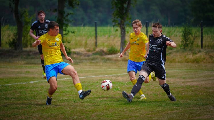 Fußball, Herren, Saison 2026 2027, Freundschaftsspiel, Petkuser SV vs. FSV 63 Luckenwalde, Sonntag 21.06.2026, Sportplatz Petkus, Im Bild: v.l. Probespieler (Luckenwalde) und Julian Mätzke (m. Luckenwalde) Brandenburg Deutschland *** Soccer, Mens, 2026–2027 season, friendly match, Petkuser SV vs. FSV 63 Luckenwalde, Sunday, June 21, 2026, Petkus Sports Field. Pictured (from left)