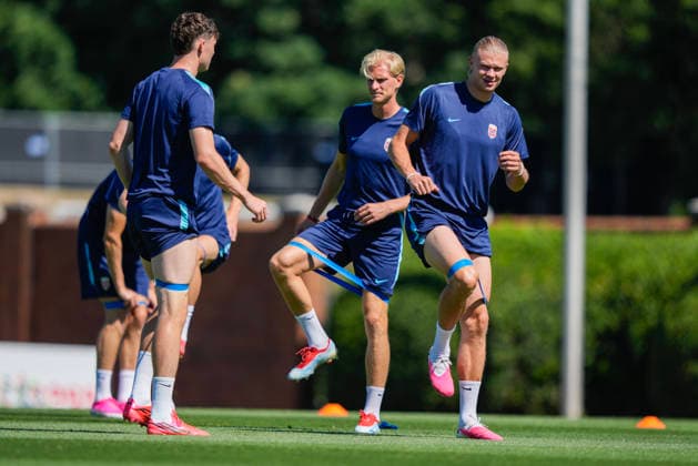Fotball-VM 2026 Greensboro, USA 20260621. Norges Morten Thorsby og Erling Braut Haaland under en trening med Norges herrelandslag i fotball pa The University of North Carolina Greensboro (UNCG). Foto: Fredrik Varfjell NTB Greensboro USA EDITORIAL USE ONLY. RESTRICTED USE FOR BETTING COMPANIES Ref:_SPOOHxQJ7RTyQU.jpg *** 2026 FIFA World Cup Greensboro, USA 20260621 Norway’s Morten Thorsby and Erling Braut Haaland during a training session with the Norwegian men’s national soccer team at the University of North Carolina Greensboro (UNCG). Photo  Copyright: xFredrikxVarfjellx xNTBx