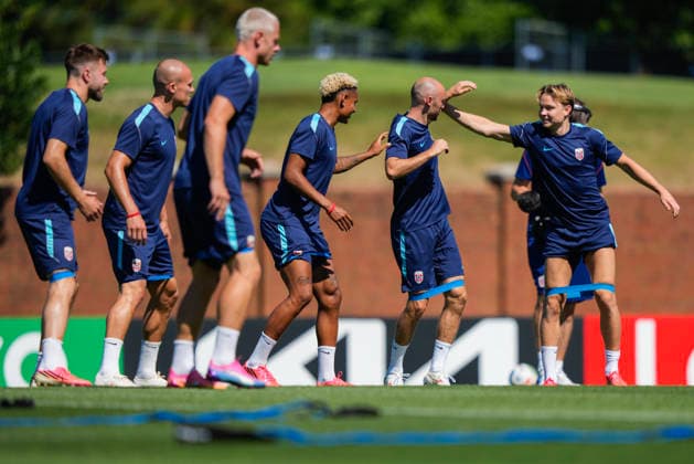 Fotball-VM 2026 Greensboro, USA 20260621. Norges Andreas Schjelderup, Fredrik Aursnes og Antonio Nusa under en trening med Norges herrelandslag i fotball pa The University of North Carolina Greensboro (UNCG). Foto: Fredrik Varfjell NTB Greensboro USA EDITORIAL USE ONLY. RESTRICTED USE FOR BETTING COMPANIES Ref:_SPOzKSJYh5tz5o.jpg *** 2026 FIFA World Cup Greensboro, USA 20260621 Norways Andreas Schjelderup, Fredrik Aursnes, and Antonio Nusa during a training session with Norway’s men’s national soccer team at the University of North Carolina at Greensboro (UNCG). Photo by Fredrik Varfjell, NTB, Greensboro, USA. EDITORIAL USE ONLY. RESTRICTED USE FOR BETTING COMPANIES.,detected_source_language  Copyright: xFredrikxVarfjellx xNTBx