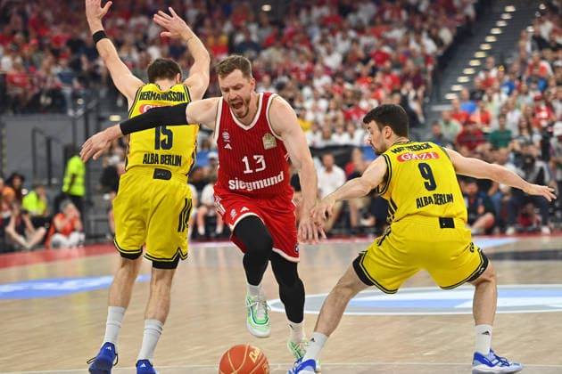 Andreas OBST (FCB), Aktion,Zweikampf gegen Martin HERMANNSSON (Berlin) und Jonas MATTISSECK (Alba Berlin) Basketball BBL,Saison 2025 2026 Play Off Finale Spiel 5, FC Bayern Muenchen - Alba Berlin am 21.06.2026 S A P G A R D EN *** Andreas OBST (FCB), in action, battling for the ball against Martin HERMANNSSON (Berlin) and Jonas MATTISSECK (Alba Berlin) in the BBL 2025–2026 season playoff finals, Game 5, FC Bayern Munich vs. Alba Berlin on June 21, 2026, at SAP GARDEN,detected_source_language