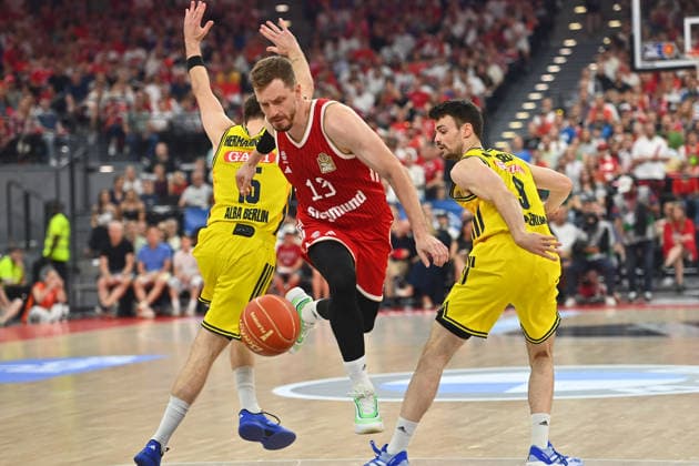 Andreas OBST (FCB), Aktion,Zweikampf gegen Martin HERMANNSSON (Berlin) und Jonas MATTISSECK (Alba Berlin) Basketball BBL,Saison 2025 2026 Play Off Finale Spiel 5, FC Bayern Muenchen - Alba Berlin am 21.06.2026 S A P G A R D EN *** Andreas OBST (FCB), in action, battling for the ball against Martin HERMANNSSON (Berlin) and Jonas MATTISSECK (Alba Berlin) in the BBL 2025–2026 season playoff finals, Game 5, FC Bayern Munich vs. Alba Berlin on June 21, 2026, at SAP GARDEN,detected_source_language