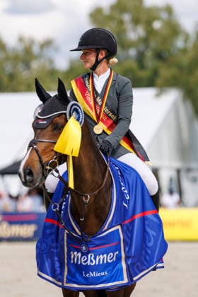 LUHMÜHLEN - Longines Horse Trail 2026, LUHMÜHLEN - Longines Horse Trail 2026 KRAJEWSKI Julia (GER), Uelzener s Nickel Impression am Rande Teilprüfung Springen Show Jumping CCI4*-S Meßmer Trophy Deutsche Meisterschaft 2026 Luhmühlen, Turniergelände 21. June 2026 - *** LUHMÜHLEN Longines Horse Trail 2026, LUHMÜHLEN Longines Horse Trail 2026 KRAJEWSKI Julia GER, Uelzener’s Nickel Impression on the sidelines of the show jumping competition, CCI4 S Meßmer Trophy German Championship 2026, Luhmühlen, competition grounds, June 21, 2026,detected_source_language