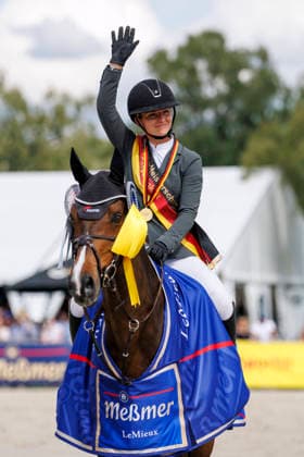 LUHMÜHLEN - Longines Horse Trail 2026, LUHMÜHLEN - Longines Horse Trail 2026 KRAJEWSKI Julia (GER), Uelzener s Nickel Impression am Rande Teilprüfung Springen Show Jumping CCI4*-S Meßmer Trophy Deutsche Meisterschaft 2026 Luhmühlen, Turniergelände 21. June 2026 - *** LUHMÜHLEN Longines Horse Trail 2026, LUHMÜHLEN Longines Horse Trail 2026 KRAJEWSKI Julia GER, Uelzener’s Nickel Impression on the sidelines of the show jumping competition, CCI4 S Meßmer Trophy German Championship 2026, Luhmühlen, competition grounds, June 21, 2026,detected_source_language