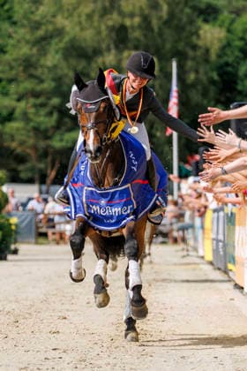 LUHMÜHLEN - Longines Horse Trail 2026, LUHMÜHLEN - Longines Horse Trail 2026 KRAJEWSKI Julia (GER), Uelzener s Nickel Impression am Rande Teilprüfung Springen Show Jumping CCI4*-S Meßmer Trophy Deutsche Meisterschaft 2026 Luhmühlen, Turniergelände 21. June 2026 - *** LUHMÜHLEN Longines Horse Trail 2026, LUHMÜHLEN Longines Horse Trail 2026 KRAJEWSKI Julia GER, Uelzener’s Nickel Impression on the sidelines of the show jumping competition, CCI4 S Meßmer Trophy German Championship 2026, Luhmühlen, competition grounds, June 21, 2026,detected_source_language