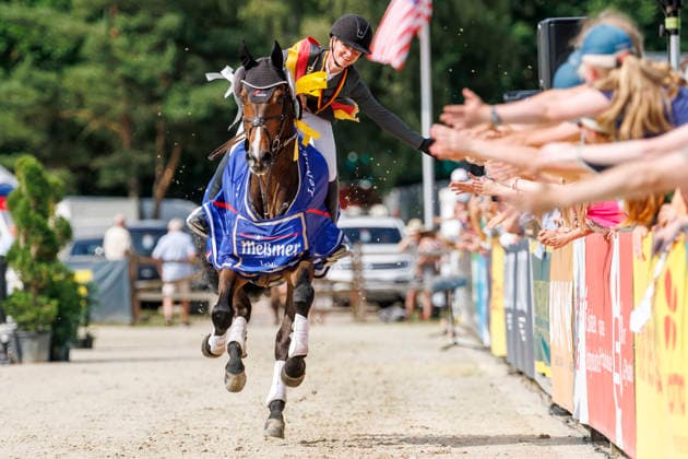 Sport Bilder des Tages LUHMÜHLEN - Longines Horse Trail 2026, LUHMÜHLEN - Longines Horse Trail 2026 KRAJEWSKI Julia (GER), Uelzener s Nickel Impression am Rande Teilprüfung Springen Show Jumping CCI4*-S Meßmer Trophy Deutsche Meisterschaft 2026 Luhmühlen, Turniergelände 21. June 2026 - *** LUHMÜHLEN Longines Horse Trail 2026, LUHMÜHLEN Longines Horse Trail 2026 KRAJEWSKI Julia GER, Uelzener’s Nickel Impression on the sidelines of the show jumping competition, CCI4 S Meßmer Trophy German Championship 2026, Luhmühlen, competition grounds, June 21, 2026,detected_source_language