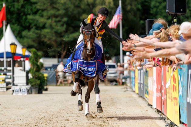 LUHMÜHLEN - Longines Horse Trail 2026, LUHMÜHLEN - Longines Horse Trail 2026 KRAJEWSKI Julia (GER), Uelzener s Nickel Impression am Rande Teilprüfung Springen Show Jumping CCI4*-S Meßmer Trophy Deutsche Meisterschaft 2026 Luhmühlen, Turniergelände 21. June 2026 - *** LUHMÜHLEN Longines Horse Trail 2026, LUHMÜHLEN Longines Horse Trail 2026 KRAJEWSKI Julia GER, Uelzener’s Nickel Impression on the sidelines of the show jumping competition, CCI4 S Meßmer Trophy German Championship 2026, Luhmühlen, competition grounds, June 21, 2026,detected_source_language