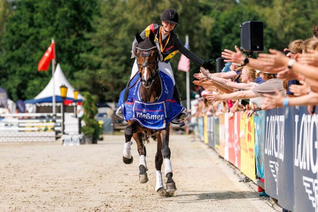 LUHMÜHLEN - Longines Horse Trail 2026, LUHMÜHLEN - Longines Horse Trail 2026 KRAJEWSKI Julia (GER), Uelzener s Nickel Impression am Rande Teilprüfung Springen Show Jumping CCI4*-S Meßmer Trophy Deutsche Meisterschaft 2026 Luhmühlen, Turniergelände 21. June 2026 - *** LUHMÜHLEN Longines Horse Trail 2026, LUHMÜHLEN Longines Horse Trail 2026 KRAJEWSKI Julia GER, Uelzener’s Nickel Impression on the sidelines of the show jumping competition, CCI4 S Meßmer Trophy German Championship 2026, Luhmühlen, competition grounds, June 21, 2026,detected_source_language