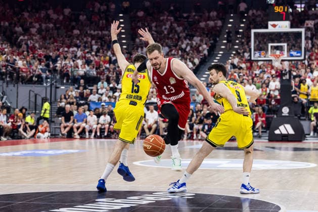MUNICH, GERMANY - JUNE 21: Andreas Andi Obst (FC Bayern Muenchen, 13) controls the ball against Martin Hermannsson (Alba Berlin, 15) and Jonas Mattisseck (Alba Berlin, 9) during the easyCredit Basketball Bundesliga Playoffs Final Game 5 match between FC Bayern Muenchen vs. Alba Berlin at SAP Garden on June 21, 2026 in Munich, Germany. Bavaria Germany Copyright: xSteffiexWunderlx