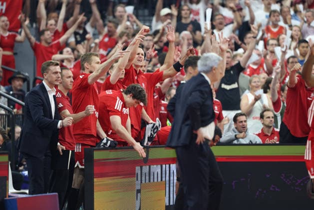 Die Bayern Bank bejubelt einen Treffer, Emotionen, GER, FC Bayern Basketball vs. Alba Berlin, Basketball, easycredit Basketball Bundesliga, Playoffs, Finale, Spiel 5, Saison 2025 2026, 21.06.2026, GER, FC Bayern Basketball vs. Alba Berlin, Basketball, easycredit Basketball Bundesliga, Playoffs, Finale, Spiel 5, Saison 2025 2026, 21.06.2026 Muenchen *** Bayern Bank celebrates a basket, excitement, GER, FC Bayern Basketball vs. Alba Berlin, basketball, easycredit Basketball Bundesliga, playoffs, finals, Game 5, 2025–2026 season, June 21, 2026, GER, FC Bayern Basketball vs. Alba Berlin, Basketball, easycredit Basketball Bundesliga, Playoffs, Finals, Game 5, 2025–2026 season, June 21, 2026, Munich,detected_source_language Copyright: xEibner-Pressefoto JennixMaulx EP_JML