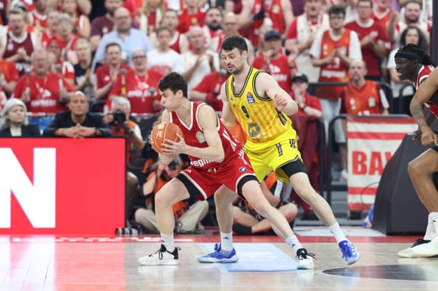 Nenad Dimitrijevic (FC Bayern Basketball, 00) mit Ball mit Jonas Mattisseck (Alba Berlin, 09), GER, FC Bayern Basketball vs. Alba Berlin, Basketball, easycredit Basketball Bundesliga, Playoffs, Finale, Spiel 5, Saison 2025 2026, 21.06.2026, GER, FC Bayern Basketball vs. Alba Berlin, Basketball, easycredit Basketball Bundesliga, Playoffs, Finale, Spiel 5, Saison 2025 2026, 21.06.2026 Muenchen *** Nenad Dimitrijevic, FC Bayern Basketball, 00, with the ball, with Jonas Mattisseck, Alba Berlin, 09, GER, FC Bayern Basketball vs. Alba Berlin, Basketball, easycredit Basketball Bundesliga, Playoffs, Finals, Game 5, 2025–2026 Season, June 21, 2026, GER, FC Bayern Basketball vs. Alba Berlin, Basketball, easycredit Basketball Bundesliga, Playoffs, Finals, Game 5, 2025–2026 season, June 21, 2026, Munich,detected_source_language Copyright: xEibner-Pressefoto JennixMaulx EP_JML