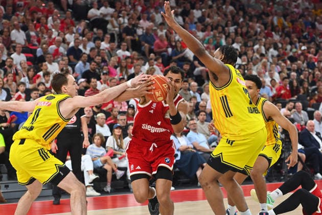 Oscar DA SILVA (FCB), Aktion,Zweikampf gegen Moses WOOD (Berlin,li) und J Wan ROBERTS (Berlin). Basketball BBL,Saison 2025 2026 Play Off Finale Spiel 5, FC Bayern Muenchen - Alba Berlin am 21.06.2026 S A P G A R D EN *** Oscar DA SILVA (FCB), Action, Head-to-Head Battle Against Moses WOOD (Berlin, left) and J Wan ROBERTS (Berlin), Basketball BBL, 2025–2026 Season, Playoff Finals, Game 5, FC Bayern Munich vs. Alba Berlin on June 21, 2026, at SAP GARDEN,detected_source_language