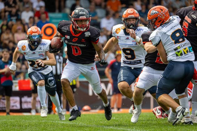 Joshua Youngblood (Saarland Hurricanes, 00 Wide Receiver) with the ball ifm Razorbacks Ravensburg vs Saarland Hurricanes, American Football, German Football League, Week 7, 2026, 21.06.2026, Weingarten TeleData Stadion am Lindenhof Baden Württemberg Germany Copyright: xFootxBowl SebastianxJustx