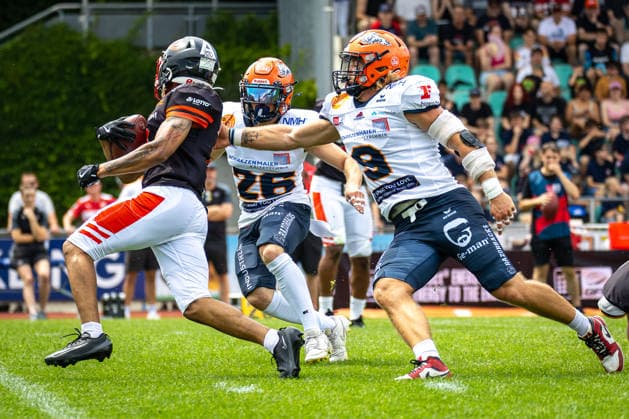 Ben Rashid (ifm Razorbacks Ravensburg, 09 Edge Rusher) and Gabriele Battistella (ifm Razorbacks Ravensburg, 26 Defensive Back) sack Joshua Youngblood (Saarland Hurricanes, 00 Wide Receiver) ifm Razorbacks Ravensburg vs Saarland Hurricanes, American Football, German Football League, Week 7, 2026, 21.06.2026, Weingarten TeleData Stadion am Lindenhof Baden Württemberg Germany Copyright: xFootxBowl SebastianxJustx