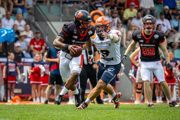 Ben Rashid (ifm Razorbacks Ravensburg, 09 Edge Rusher) sacks Jaylen Tregle (Saarland Hurricanes, 13 Corner Back) ifm Razorbacks Ravensburg vs Saarland Hurricanes, American Football, German Football League, Week 7, 2026, 21.06.2026, Weingarten TeleData Stadion am Lindenhof Baden Württemberg Germany Copyright: xFootxBowl SebastianxJustx