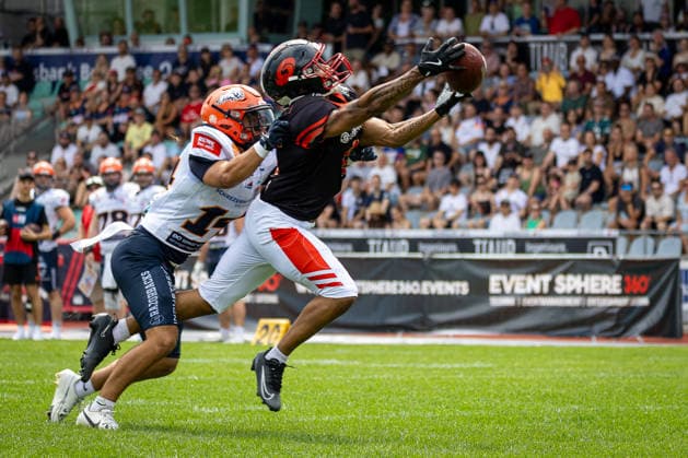 Sport Bilder des Tages Joshua Youngblood (Saarland Hurricanes, 00 Wide Receiver) tries to catch the ball, Jonah Choate (ifm Razorbacks Ravensburg, 14 Defensive Back) deflects ifm Razorbacks Ravensburg vs Saarland Hurricanes, American Football, German Football League, Week 7, 2026, 21.06.2026, Weingarten TeleData Stadion am Lindenhof Baden Württemberg Germany Copyright: xFootxBowl SebastianxJustx