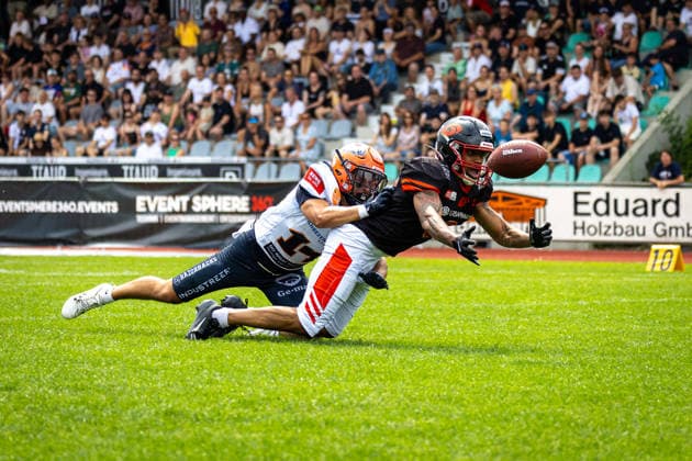 Joshua Youngblood (Saarland Hurricanes, 00 Wide Receiver) tries to catch the ball, Jonah Choate (ifm Razorbacks Ravensburg, 14 Defensive Back) deflects ifm Razorbacks Ravensburg vs Saarland Hurricanes, American Football, German Football League, Week 7, 2026, 21.06.2026, Weingarten TeleData Stadion am Lindenhof Baden Württemberg Germany Copyright: xFootxBowl SebastianxJustx