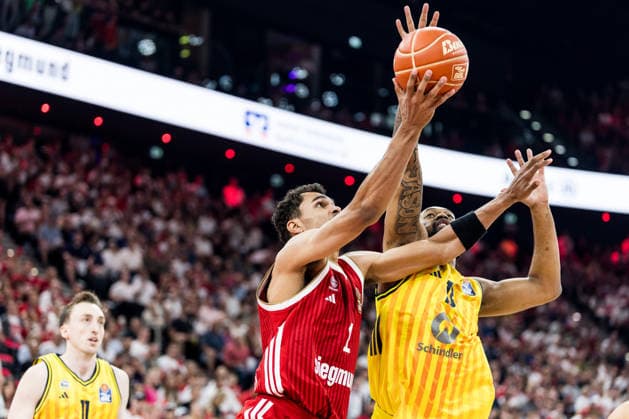 MUNICH, GERMANY - JUNE 21: Oscar da Silva (FC Bayern Muenchen, 1) shooting the ball against J wan Roberts (Alba Berlin, 13) during the easyCredit Basketball Bundesliga Playoffs Final Game 5 match between FC Bayern Muenchen vs. Alba Berlin at SAP Garden on June 21, 2026 in Munich, Germany. Bavaria Germany Copyright: xSteffiexWunderlx