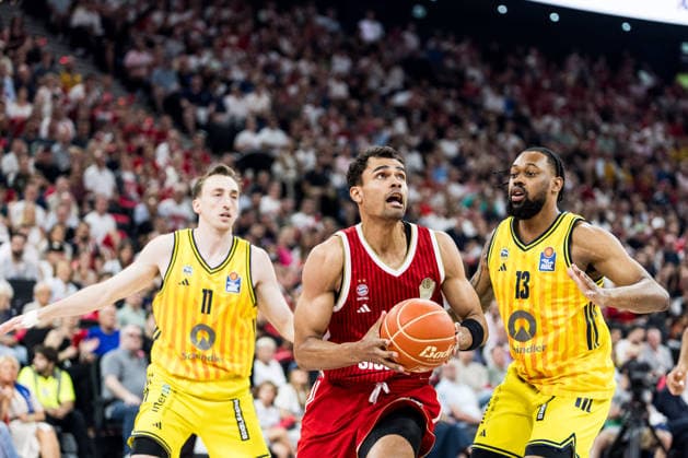 MUNICH, GERMANY - JUNE 21: Oscar da Silva (FC Bayern Muenchen, 1) controls the ball against Moses Wood (Alba Berlin, 11) and J wan Roberts (Alba Berlin, 13) during the easyCredit Basketball Bundesliga Playoffs Final Game 5 match between FC Bayern Muenchen vs. Alba Berlin at SAP Garden on June 21, 2026 in Munich, Germany. Bavaria Germany Copyright: xSteffiexWunderlx