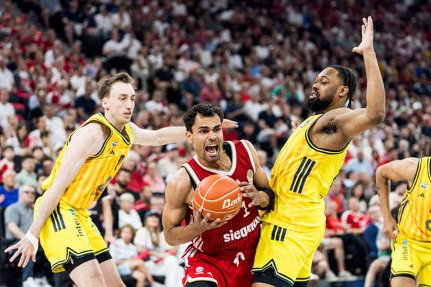 MUNICH, GERMANY - JUNE 21: Oscar da Silva (FC Bayern Muenchen, 1) controls the ball against Moses Wood (Alba Berlin, 11) and J wan Roberts (Alba Berlin, 13) during the easyCredit Basketball Bundesliga Playoffs Final Game 5 match between FC Bayern Muenchen vs. Alba Berlin at SAP Garden on June 21, 2026 in Munich, Germany. Bavaria Germany Copyright: xSteffiexWunderlx