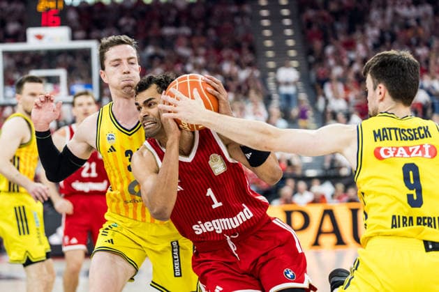 MUNICH, GERMANY - JUNE 21: Oscar da Silva (FC Bayern Muenchen, 1) controls the ball against Justin Bean (Alba Berlin, 34) and Jonas Mattisseck (Alba Berlin, 9) during the easyCredit Basketball Bundesliga Playoffs Final Game 5 match between FC Bayern Muenchen vs. Alba Berlin at SAP Garden on June 21, 2026 in Munich, Germany. Bavaria Germany Copyright: xSteffiexWunderlx