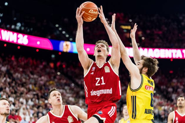 MUNICH, GERMANY - JUNE 21: Justus Hollatz (FC Bayern Muenchen, 21) controls the ball against Malte Delow (Alba Berlin, 6) during the easyCredit Basketball Bundesliga Playoffs Final Game 5 match between FC Bayern Muenchen vs. Alba Berlin at SAP Garden on June 21, 2026 in Munich, Germany. Bavaria Germany Copyright: xSteffiexWunderlx