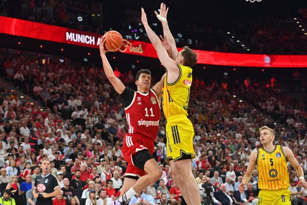 VLADIMIR LUCIC (FCB), Aktion,Zweikampf gegen Moses WOOD (Berlin). Basketball BBL,Saison 2025 2026 Play Off Finale Spiel 5, FC Bayern Muenchen - Alba Berlin am 21.06.2026 S A P G A R D EN *** VLADIMIR LUCIC FCB, Action, One-on-One Against Moses WOOD, Berlin Basketball BBL, 2025–2026 Season, Playoff Finals, Game 5, FC Bayern Munich vs. Alba Berlin on June 21, 2026, S A P G A R D EN,detected_source_language