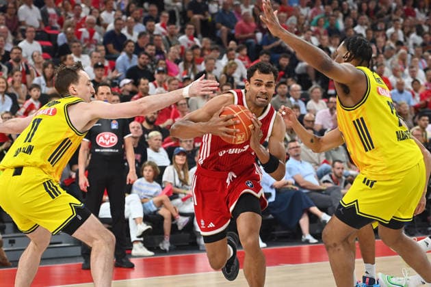Oscar DA SILVA (FCB), Aktion,Zweikampf gegen Moses WOOD (Berlin,li) und J Wan ROBERTS (Berlin). Basketball BBL,Saison 2025 2026 Play Off Finale Spiel 5, FC Bayern Muenchen - Alba Berlin am 21.06.2026 S A P G A R D EN *** Oscar DA SILVA (FCB), Action, Head-to-Head Battle Against Moses WOOD (Berlin, left) and J Wan ROBERTS (Berlin), Basketball BBL, 2025–2026 Season, Playoff Finals, Game 5, FC Bayern Munich vs. Alba Berlin on June 21, 2026, at SAP GARDEN,detected_source_language