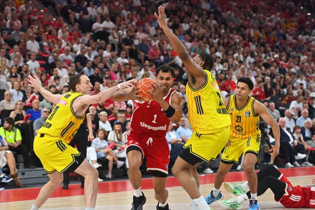 Oscar DA SILVA (FCB), Aktion,Zweikampf gegen Moses WOOD (Berlin,li) und J Wan ROBERTS (Berlin). Basketball BBL,Saison 2025 2026 Play Off Finale Spiel 5, FC Bayern Muenchen - Alba Berlin am 21.06.2026 S A P G A R D EN *** Oscar DA SILVA (FCB), Action, Head-to-Head Battle Against Moses WOOD (Berlin, left) and J Wan ROBERTS (Berlin), Basketball BBL, 2025–2026 Season, Playoff Finals, Game 5, FC Bayern Munich vs. Alba Berlin on June 21, 2026, at SAP GARDEN,detected_source_language