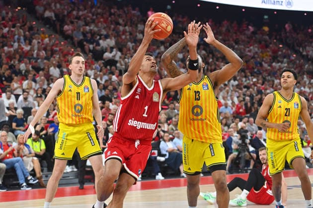 Oscar DA SILVA (FCB), Aktion,Zweikampf gegen Moses WOOD (Berlin,li) und J Wan ROBERTS (Berlin). Basketball BBL,Saison 2025 2026 Play Off Finale Spiel 5, FC Bayern Muenchen - Alba Berlin am 21.06.2026 S A P G A R D EN *** Oscar DA SILVA (FCB), Action, Head-to-Head Battle Against Moses WOOD (Berlin, left) and J Wan ROBERTS (Berlin), Basketball BBL, 2025–2026 Season, Playoff Finals, Game 5, FC Bayern Munich vs. Alba Berlin on June 21, 2026, at SAP GARDEN,detected_source_language