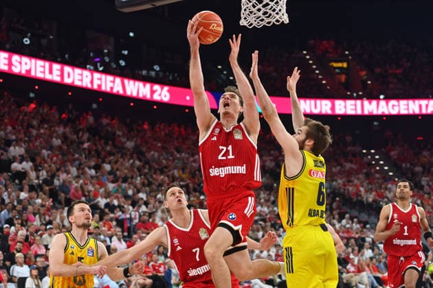 Justus HOLLATZ (FCB), Aktion,Zweikampf gegen Malte DELOW (Alba Berlin), li:fcb07, Basketball BBL,Saison 2025 2026 Play Off Finale Spiel 5, FC Bayern Muenchen - Alba Berlin am 21.06.2026 S A P G A R D EN *** Justus HOLLATZ (FCB), in action, battling Malte DELOW (Alba Berlin), li fcb07, Basketball BBL, 2025–2026 Season Playoff Finals Game 5, FC Bayern Munich vs. Alba Berlin on June 21, 2026, at SAP GARDEN,detected_source_language