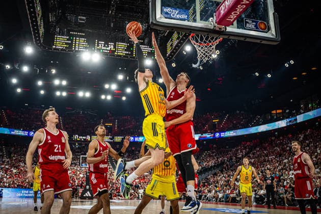 Basketball München 21.06.2026 Saison 2025 2026 EasyCredit BBL 1. Bundesliga Playoffs Finale Spiel 5 Männer, Herren FC Bayern München - Alba Berlin Justin Bean (Alba Berlin, No.34) Johannes Voigtmann (München, No.07) *** Basketball Munich, June 21, 2026; 2025–2026 Season; EasyCredit BBL 1 Bundesliga Playoffs; Finals, Game 5; Mens Division; FC Bayern Munich vs. Alba Berlin; Justin Bean (Alba Berlin, No. 34); Johannes Voigtmann (Munich, No. 07),detected_source_language